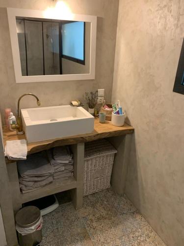 une salle de bain avec un lavabo blanc et un miroir dans l'établissement Bright house 10m from Paris, à Sèvres
