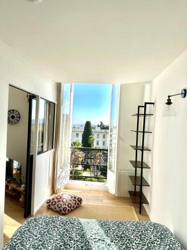 une chambre avec un lit et une vue sur un balcon dans l'établissement Hyères Centre, à Hyères