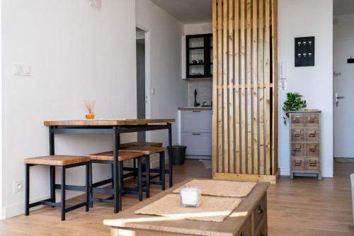 une cuisine avec une table et des tabourets dans une pièce dans l'établissement Hyères Centre, à Hyères