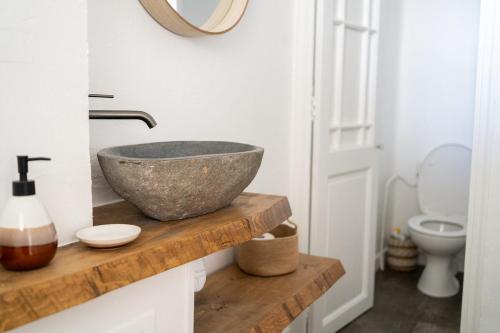 La salle de bains est pourvue d'un lavabo en bois. dans l'établissement Hyères Centre, à Hyères