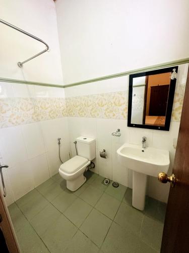 a bathroom with a toilet and a sink at Ranaya Residence Kandy in Kandy