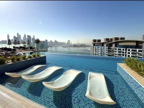 Palm Jumeirah Beachfront 1 Bedroom Apartment with Rooftop Infinity Pool and Atlantis Views