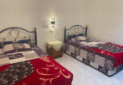Ένα ή περισσότερα κρεβάτια σε δωμάτιο στο Ndalem Pundhi Guest House by Secoms