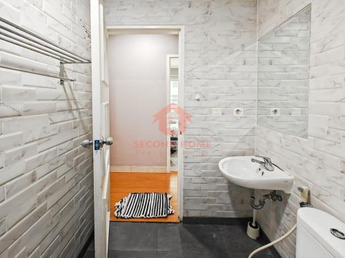 雅加达Stylish 2BR MOI Apt with Pool, Gym, Wi-Fi的带水槽和镜子的白色浴室