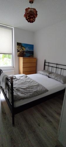a bedroom with a bed and a dresser and a window at Meta nad morzem in Pogórze