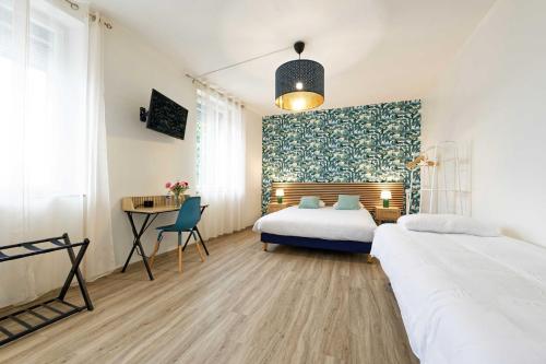 Postel nebo postele na pokoji v ubytování Hôtel le Terminus et son restaurant Côte à Côte - Chambres rénovées