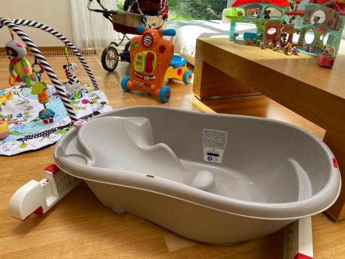 a white bath tub sitting on a table with toys at Kakumäe Raba Villa - puhkemaja basseiniga Tallinnas in Tallinn