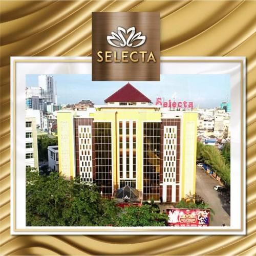 ein Bild von der Außenseite eines Hotels in der Unterkunft SELECTA HOTEL Medan in Medan