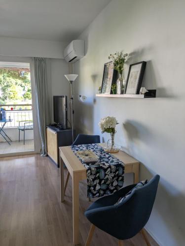 un salon avec une table et deux chaises dans l'établissement Cannes Isola Bella entre mer et montagne, à Cannes