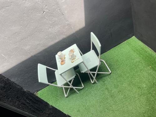 une vue aérienne de deux chaises et d'une table avec des tasses dessus dans l'établissement Love Room G-Spa private, à Saint-Quentin