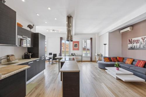 une cuisine et un salon avec un canapé et une table dans l'établissement Le Blacas, à Nice