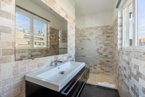 une salle de bain avec un lavabo blanc et un miroir dans l'établissement Le Blacas, à Nice