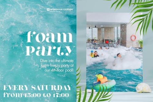 Kolam renang di atau dekat dengan Wyndham Garden Legend Halong