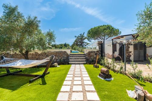 Κήπος έξω από το Casa sul Lago cedrino private pool