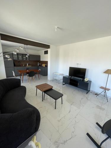 un salon avec un canapé et une table dans l'établissement Appartement 3 chambres, à Propriano