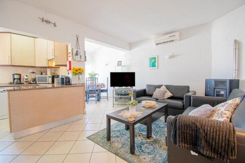 6 Centeanes - Clifftop apartment, sea views and st