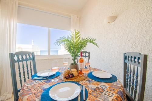 6 Centeanes - Clifftop apartment, sea views and st