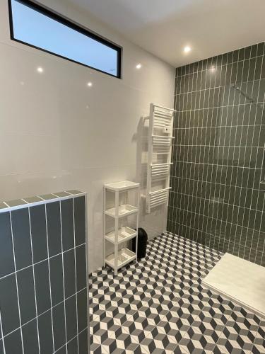 La salle de bains est pourvue d'un sol en damier noir et blanc. dans l'établissement Appartement 3 chambres, à Propriano