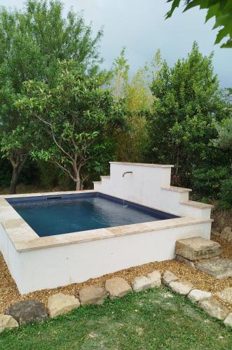 - une piscine dans une arrière-cour arborée dans l'établissement Villa face au Mont Ventoux avec bassin, à Modène