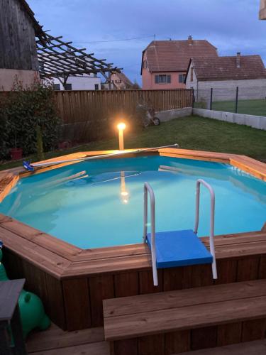 Bazén v ubytování Juste un rayon de soleil Maison 6 personnes Alsace Centrale Proche Europa-park nebo v jeho okolí