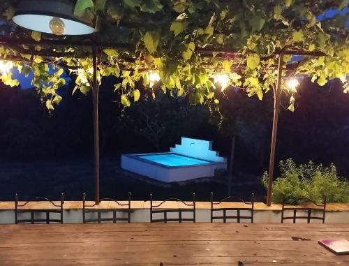- une piscine éclairée la nuit dans l'établissement Villa face au Mont Ventoux avec bassin, à Modène