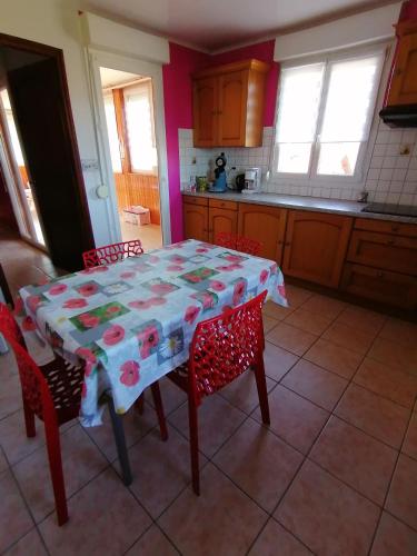 une cuisine avec une table recouverte d'une nappe dans l'établissement AIR PAIX LE MONT, à Herpelmont