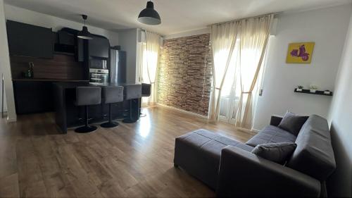 a living room with a couch and a kitchen at La casa del Professor in Càbras