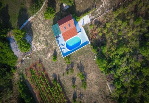 una vista aerea di una casa con piscina di Villa Baras garden - house with pool a Mirce