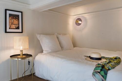 - une chambre avec 2 lits et un chapeau sur une table dans l'établissement Built in Dream, à Grasse