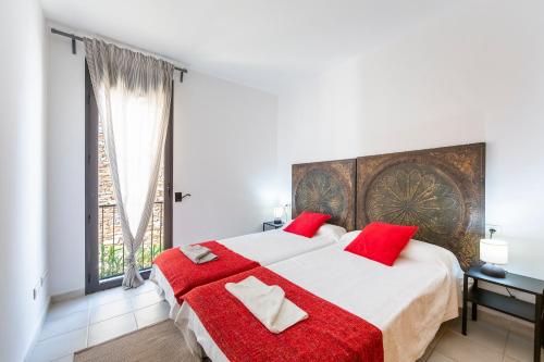 ein Schlafzimmer mit einem großen Bett mit roten Kissen in der Unterkunft Duplex jlc in Mojácar