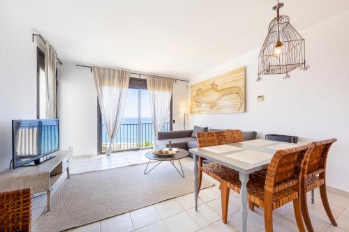 ein Wohnzimmer mit Tisch und Couch in der Unterkunft Duplex jlc in Mojácar