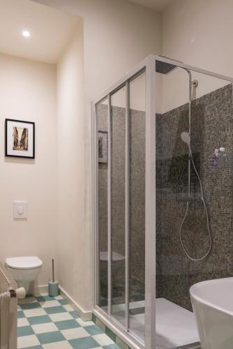 une salle de bain avec douche et toilettes dans l'établissement Built in Dream, à Grasse