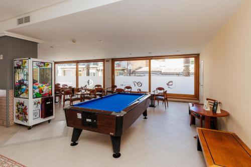 a room with a pool table and a dining room at O7 Colombo in S'Illot