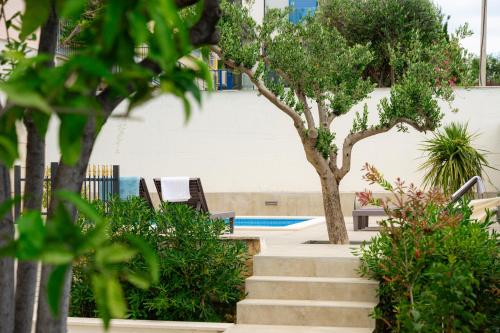 Apartments Villa Pjer - Pool & Private Parking near Beach Žnjan