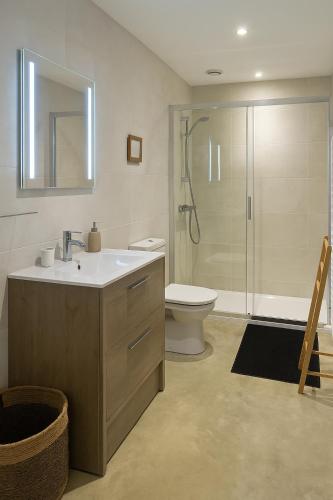 une salle de bain avec toilettes, lavabo et douche dans l'établissement Le séchoir à tabac et sa piscine Les temps des sources, à Veyrines-de-Domme