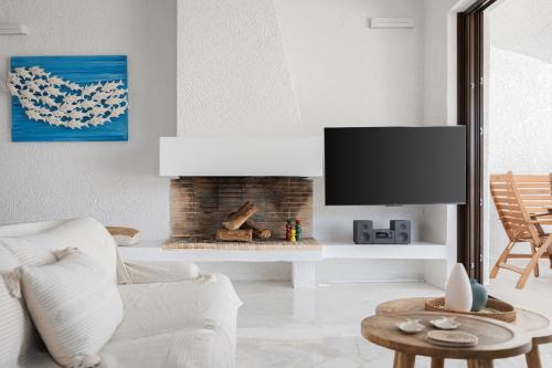 Телевизор и/или развлекательный центр в Sounio Sea Breeze Villa