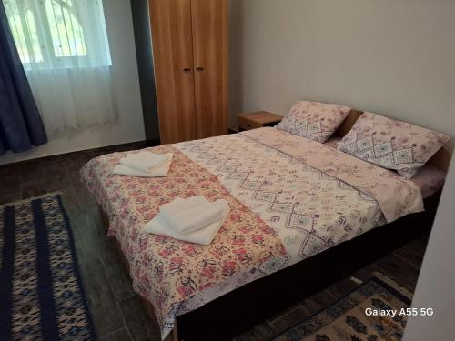 Postel nebo postele na pokoji v ubytování Casa noastră