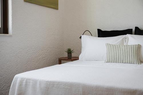 Кровать или кровати в номере Sounio Sea Breeze Villa