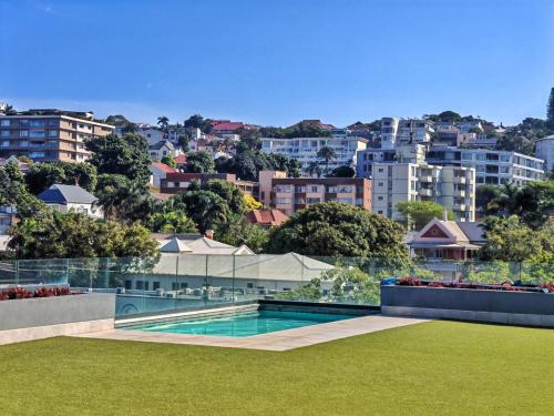 una piscina con una città sullo sfondo di 707 2six2 Florida Rd- corporate 1 bedroom a Durban
