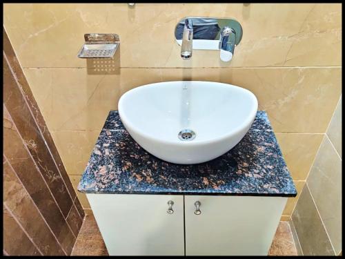 uma casa de banho com um lavatório branco num balcão em Amritsar Hotel Golden 56 With Lift & Free Wi-fi Facility - 200 Meter From Golden Temple And Jallianwala Bagh - A Premium Hotel In Amritsar em Amritsar