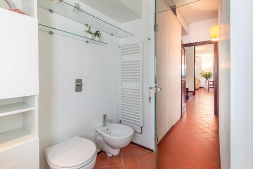 un bagno con un water e un lavandino di Villa Sangiovese con ampio Giardino ad Abbadia di Montepulciano