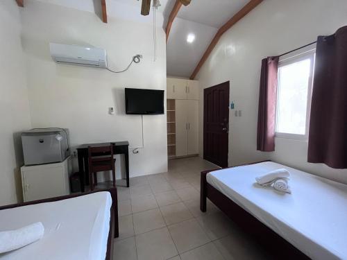 Ένα ή περισσότερα κρεβάτια σε δωμάτιο στο Blue Lagoon Inn & Suites