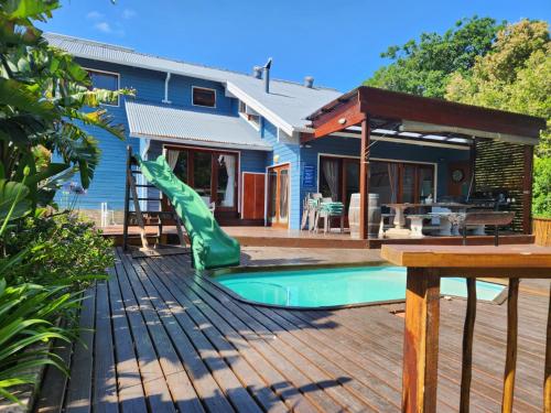 La alberca dentro o cerca de Forest house Knysna with solar and water backup