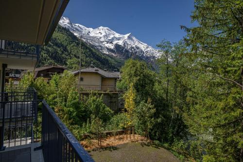 Elle comprend un balcon offrant une vue sur une montagne enneigée. dans l'établissement Paradisa- Mer de Glace, à Chamonix-Mont-Blanc