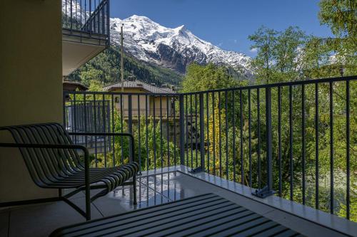 Elle comprend un balcon offrant une vue sur une montagne enneigée. dans l'établissement Paradisa- Mer de Glace, à Chamonix-Mont-Blanc