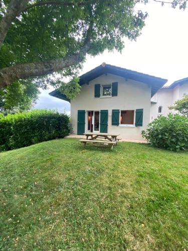 Maison mitoyenne au coeur du Pays Basque proche mer, montagne