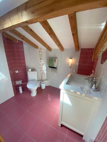 une salle de bain avec toilettes, lavabo et baignoire dans l'établissement Maison mitoyenne au coeur du Pays Basque proche mer, montagne, à Mendionde