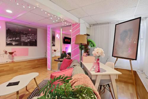 Μια τηλεόραση ή/και κέντρο ψυχαγωγίας στο Barbiecore Dream Pad in Sacramento