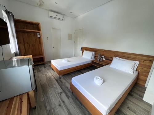 Ένα ή περισσότερα κρεβάτια σε δωμάτιο στο Blue Lagoon Inn & Suites