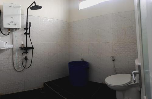 een badkamer met douche en toilet bij Giggsy Homestay at Belakang Balok in Bukittinggi